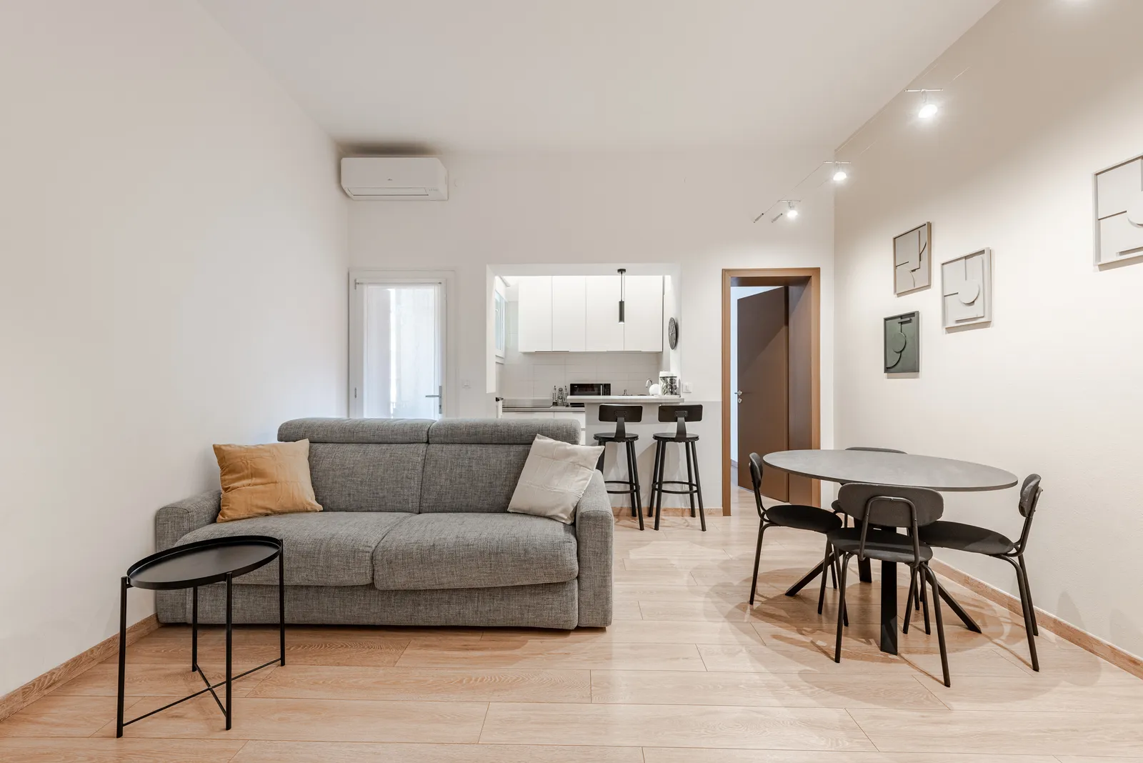 Soggiorno di Elegant Loft, una delle 4 proprietà gestite da Moorent Pm a Padova